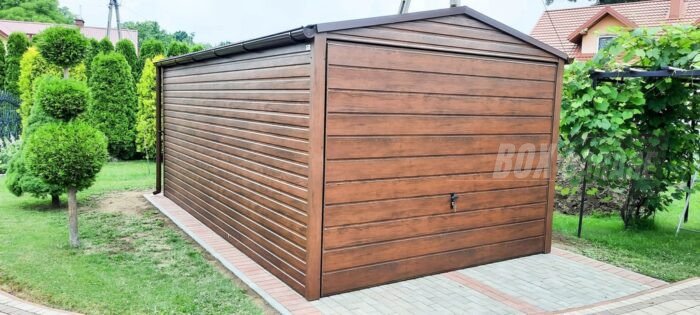 GARAŻ BLASZANY 3m x 6m poziom - dwuspad - Brama uchylna - ciemny orzech rynny BOX81 3x6 - obrazek 4
