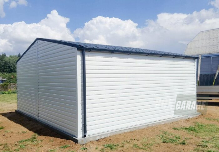 garaż blaszany z bramą segmentową, biały, dwuspad, BOXGARAGE