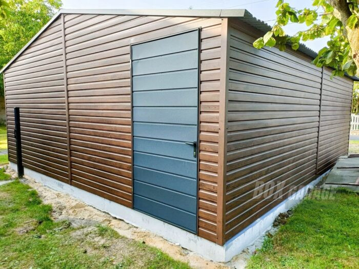 GARAŻ BLASZANY 6m x 6m dwuspad - Brama uchylna - ciemny orzech - dodatkowe drzwi - 2x okno BOX102 6x6 - obrazek 3
